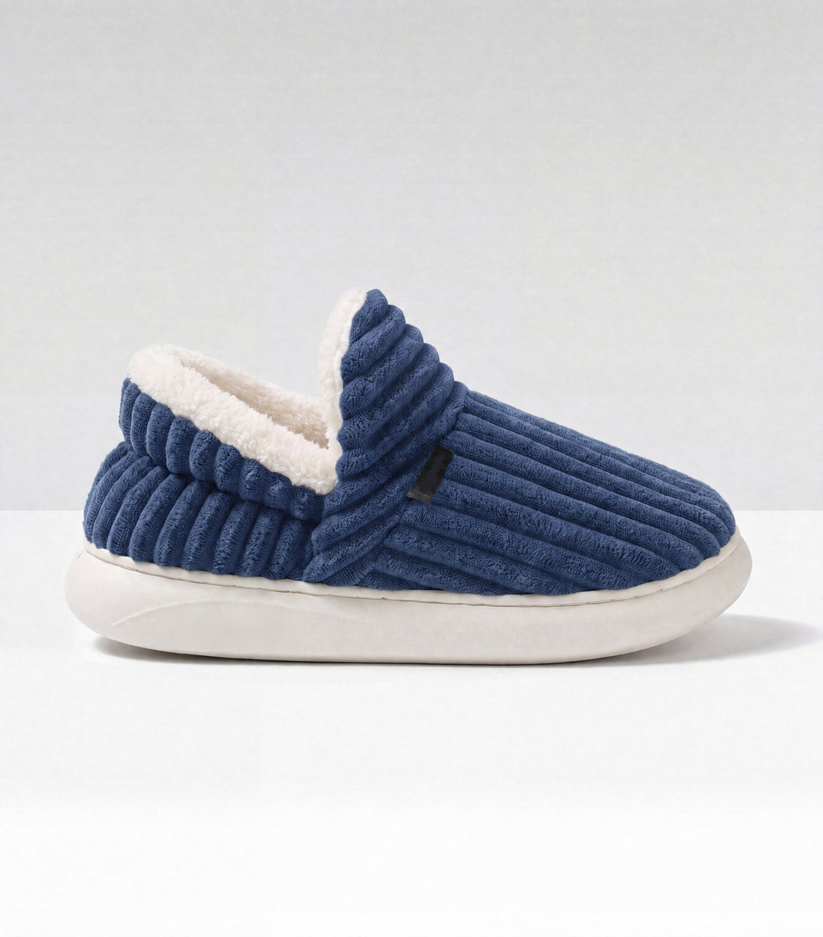Chaussons moelleux Corella bleu, de profil