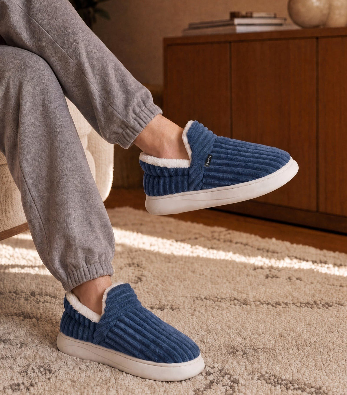 Chaussons moelleux Corella bleu, portés