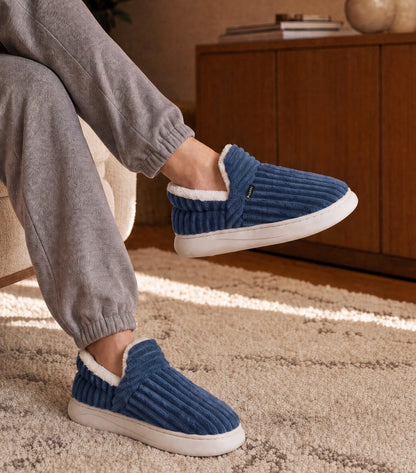 Chaussons moelleux Corella bleu, portés