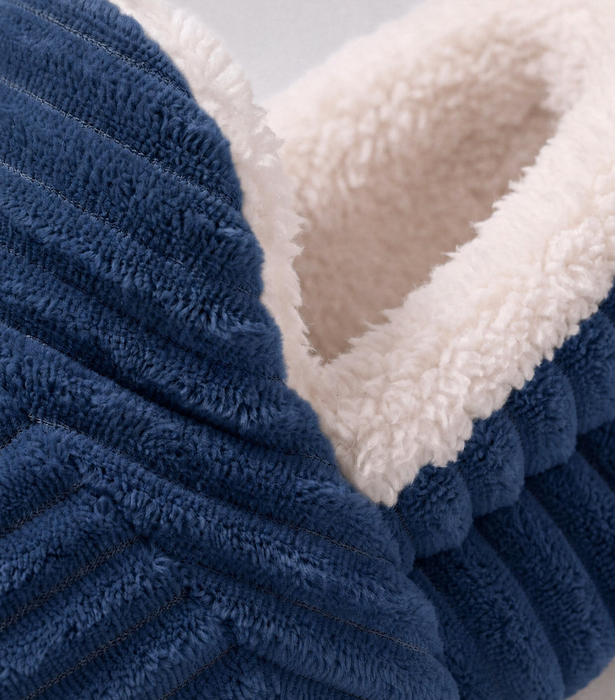Chaussons moelleux Corella bleu, détail de la peluche