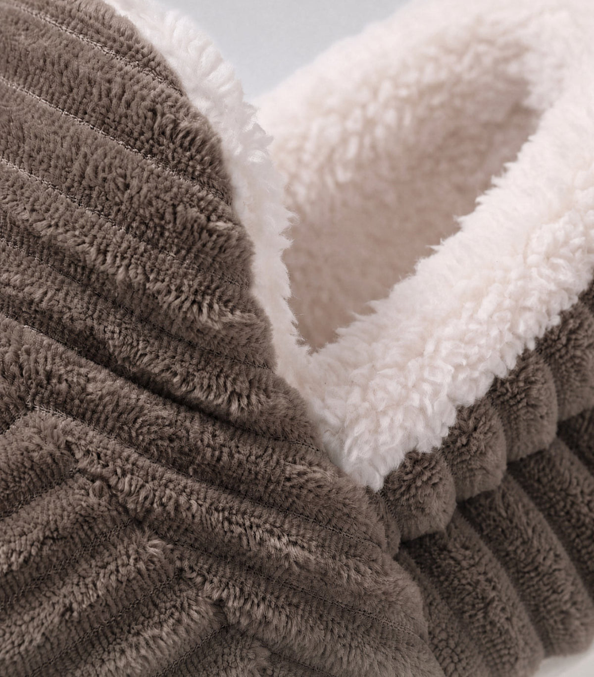 Chaussons moelleux Corella brun, détail de la peluche