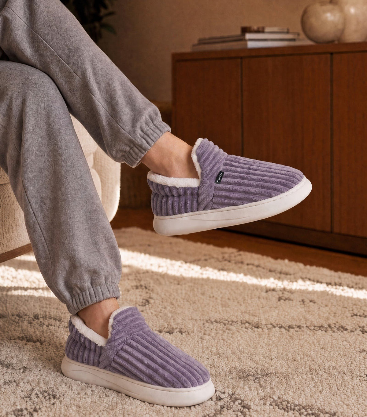 Chaussons moelleux Corella violet, portés