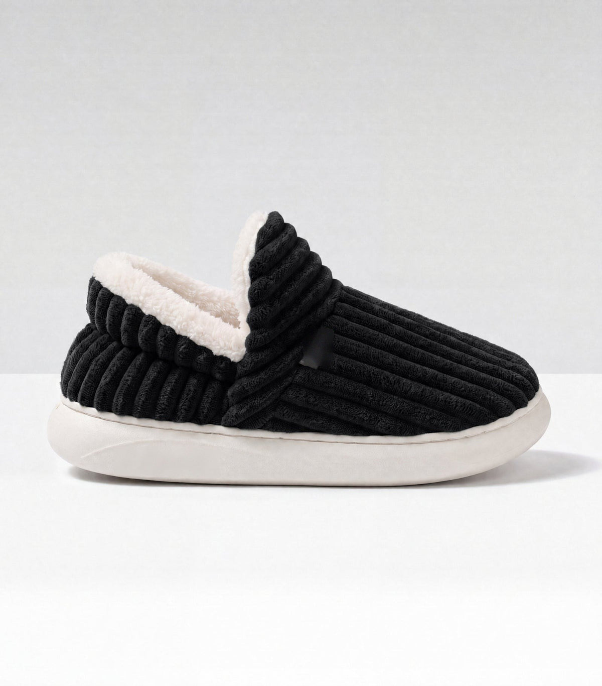 Chaussons moelleux Corella noir, de profil