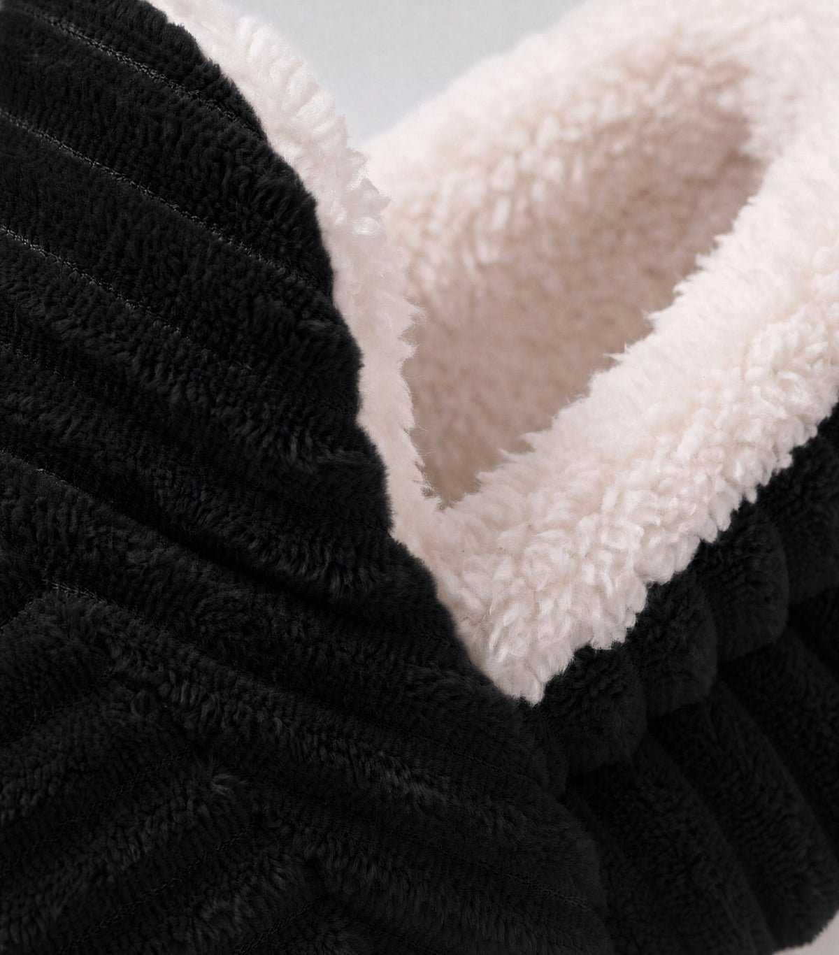 Chaussons moelleux Corella noir, détail de la peluche
