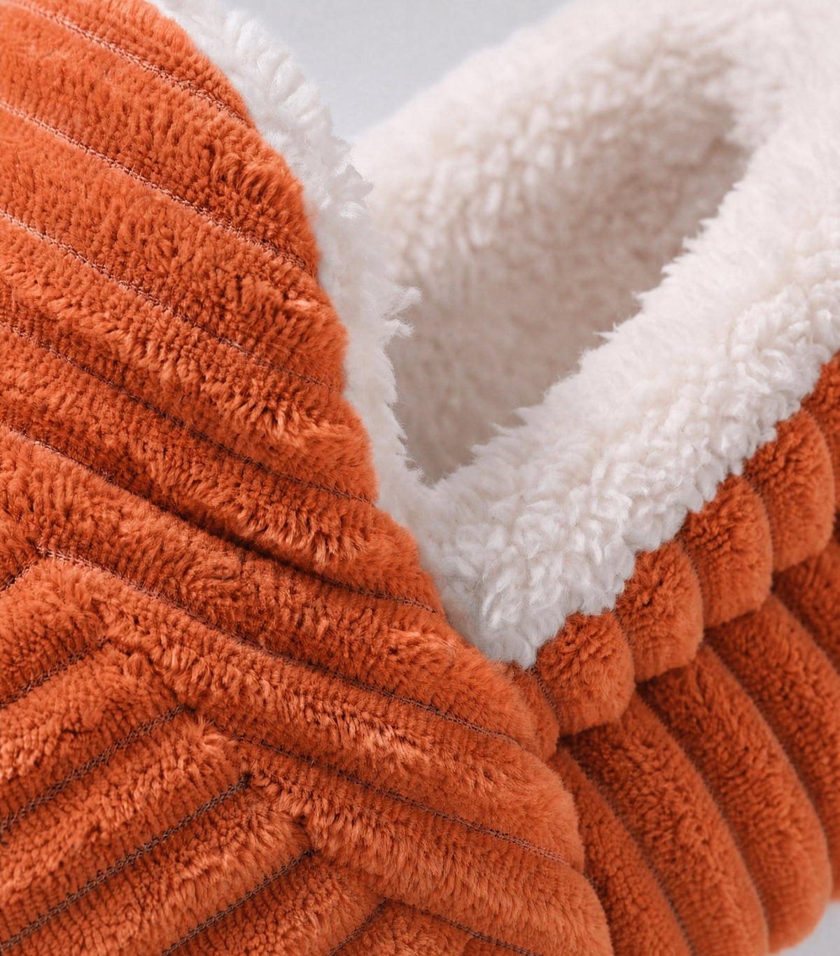 Chaussons moelleux Corella orange, détail de la peluche