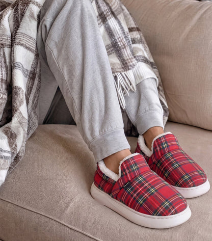 Chaussons moelleux Corella tartan rouge, portés