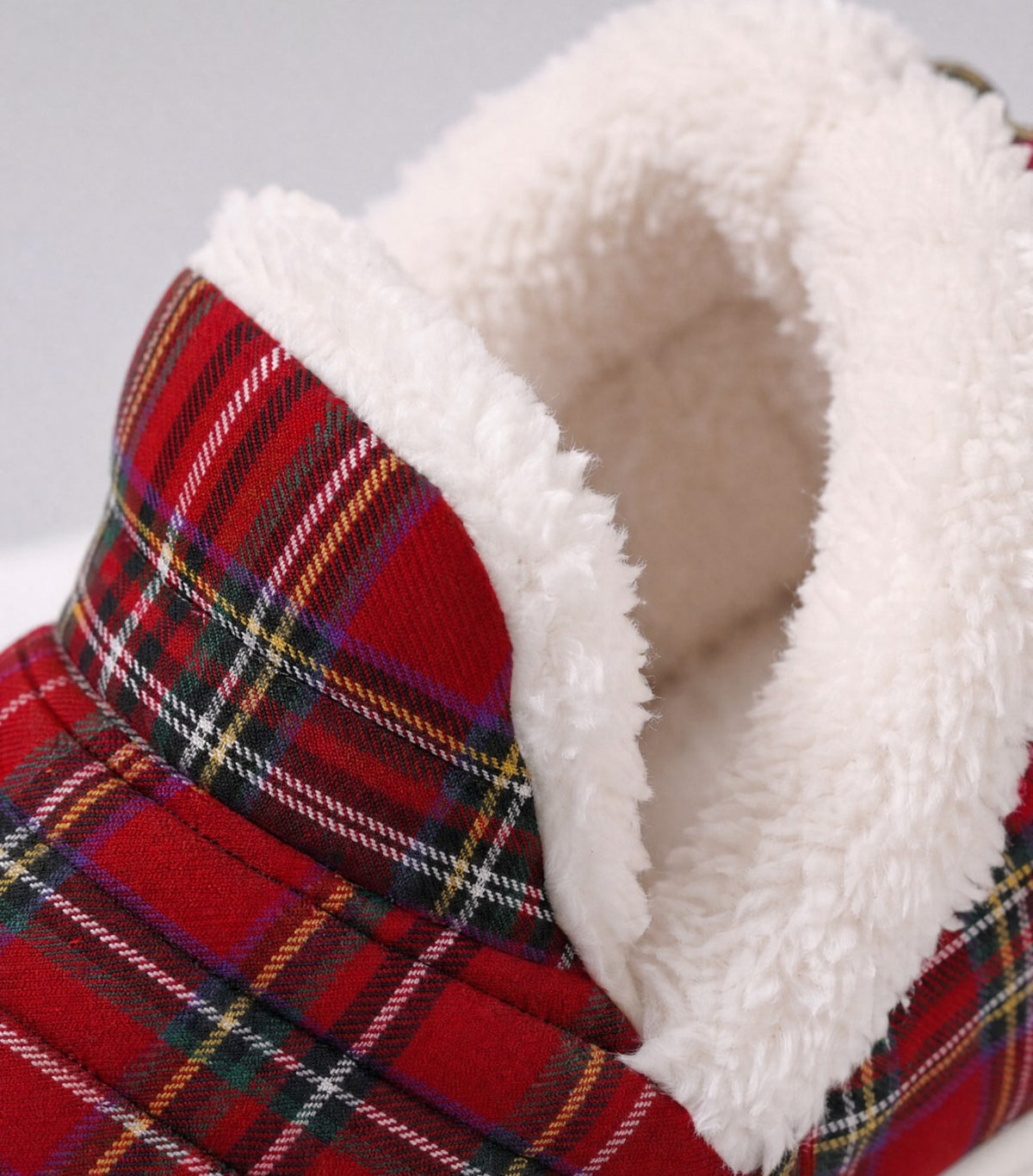 Chaussons moelleux Corella tartan rouge, détail de la peluche