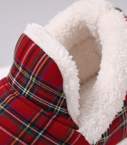 Chaussons moelleux Corella tartan rouge, détail de la peluche