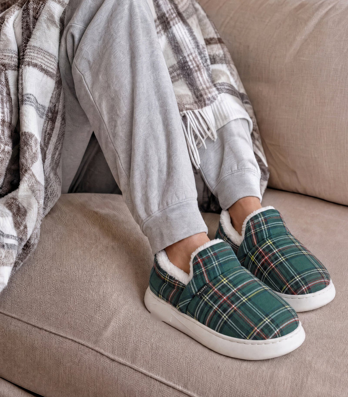 Chaussons moelleux Corella tartan vert, portés