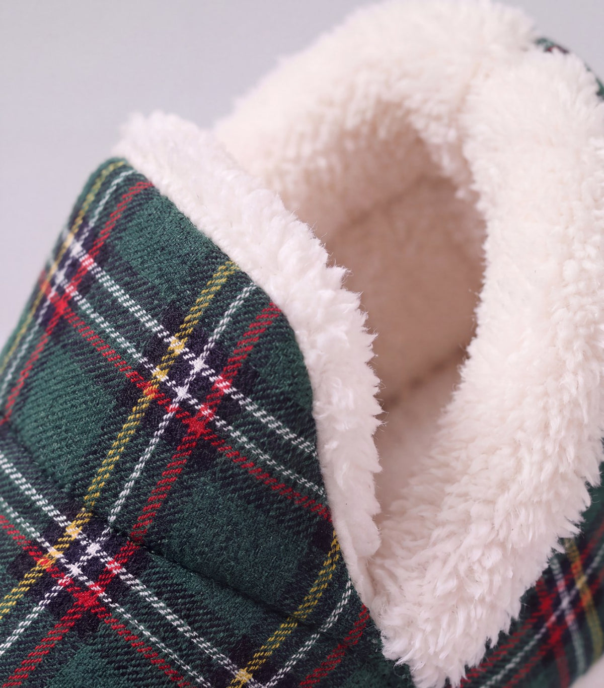 Chaussons moelleux Corella tartan vert, détail de la peluche
