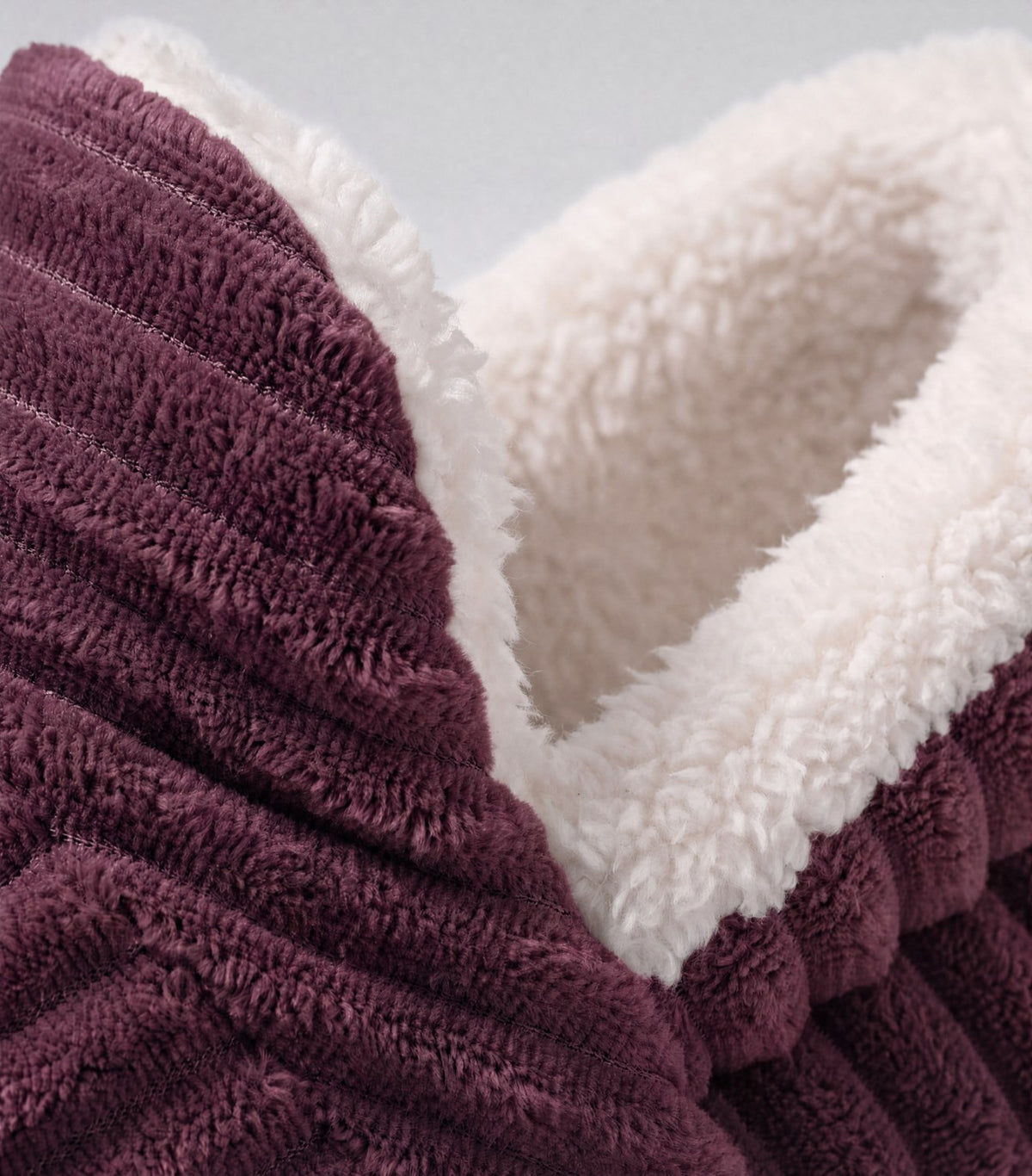 Chaussons moelleux Corella bordeaux, détail de la peluche
